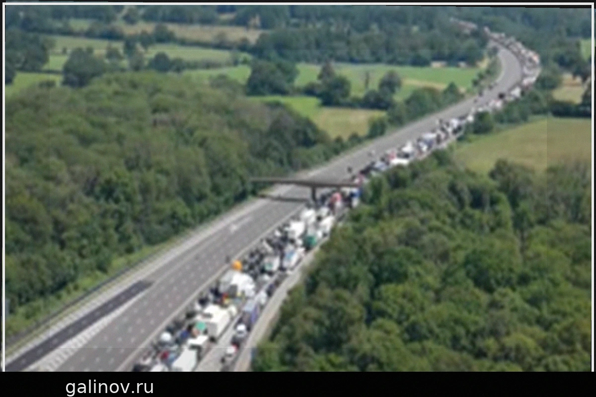 Коллапс на M25: Десять человек госпитализированы из-за жары на фоне застрявшего транспорта